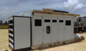 Cabina de insonorización para planta eléctrica en un terreno seco