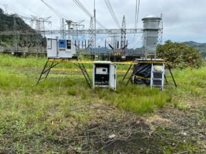 estación con equipos de calidad de aire en un monitoreo en una estación eléctrica