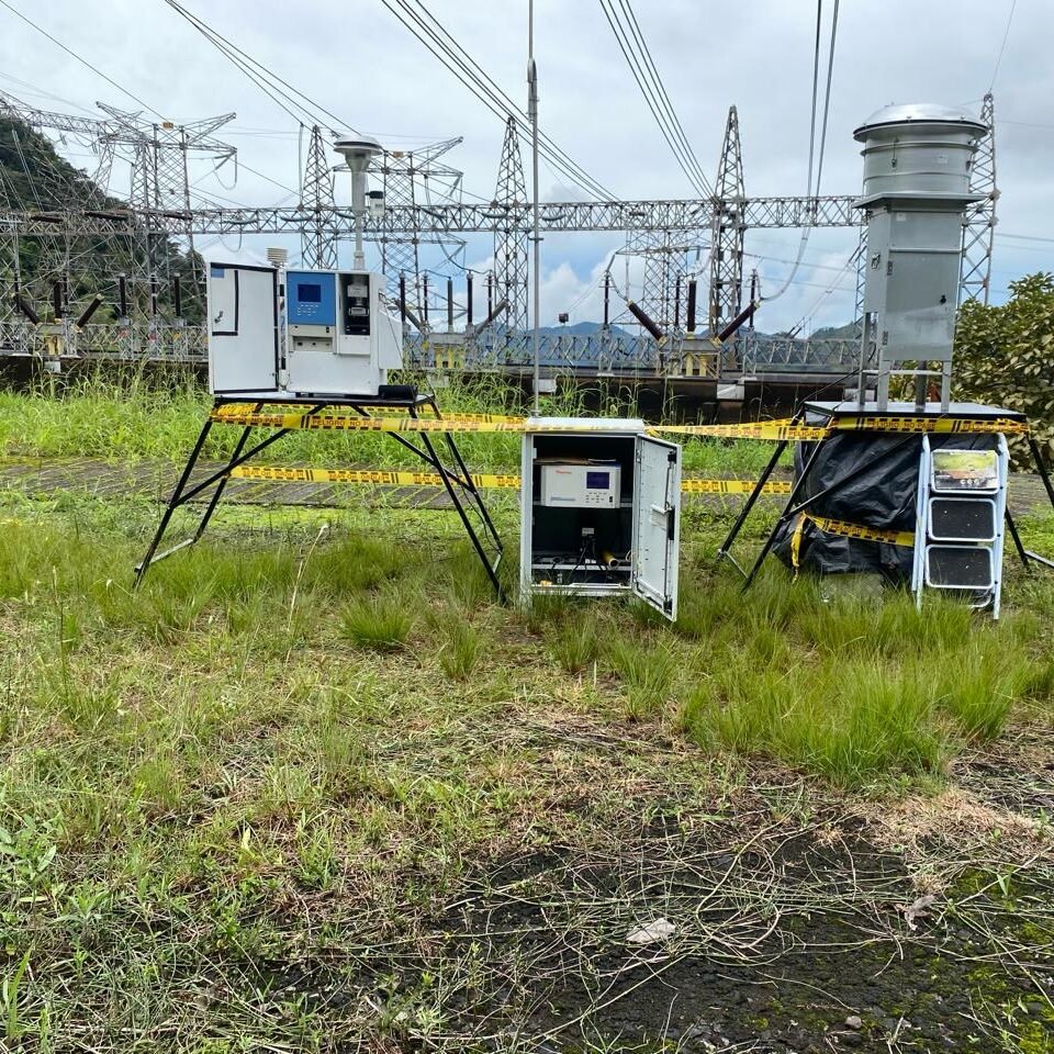 estación con equipos de calidad de aire en un monitoreo en una estación eléctrica