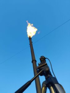 Equipo midiendo la radiación térmica de un aliviador de presión tipo TEA en un cielo azul