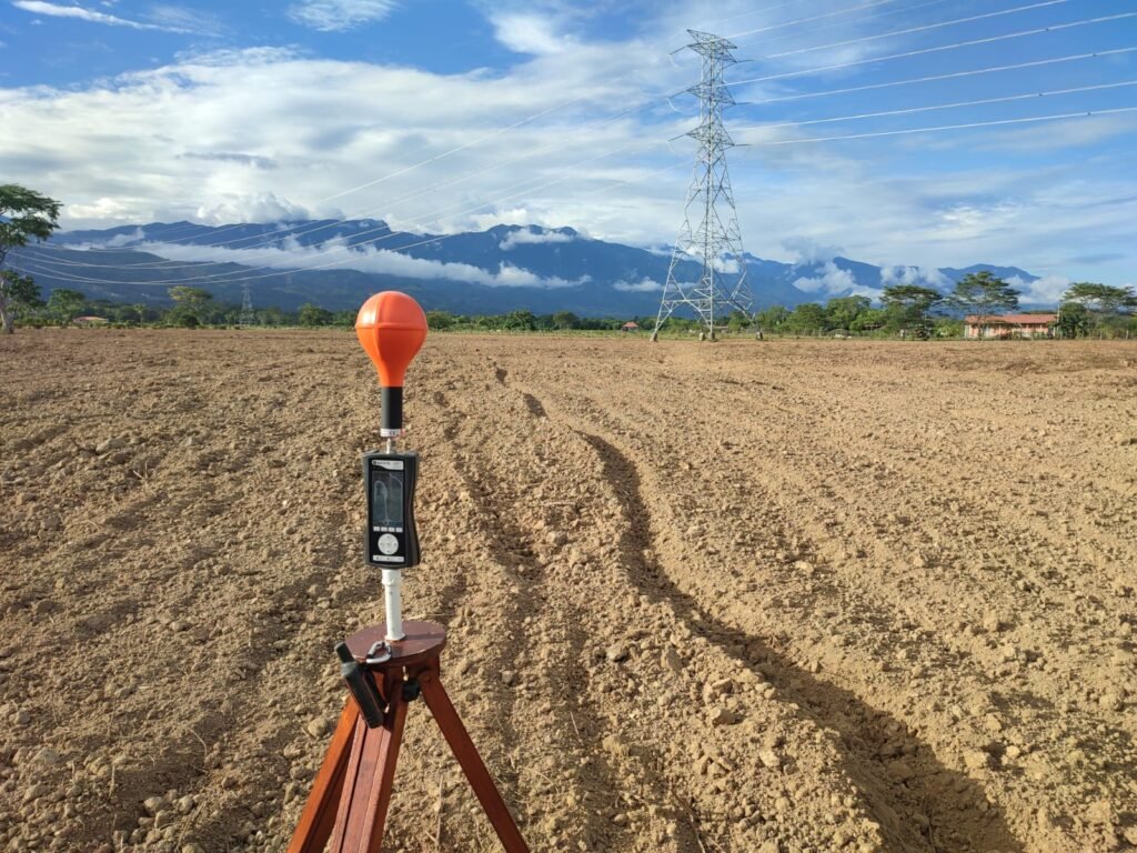 Equipo midiendo la radiación electromagnética generada por una antena de telecomunicaciones en un día soleado