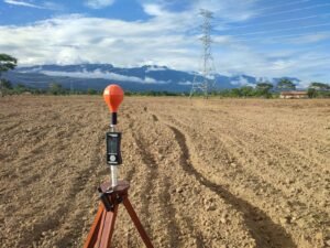 registro de campo electromagnético de una línea de transmisión de energía en un campo