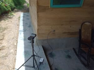 equipo midiendo la vibraciones estructurales en una vivienda de madera