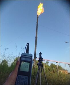 equipo midiendo la radiación térmica generada por una tea de combustión en un día soleado